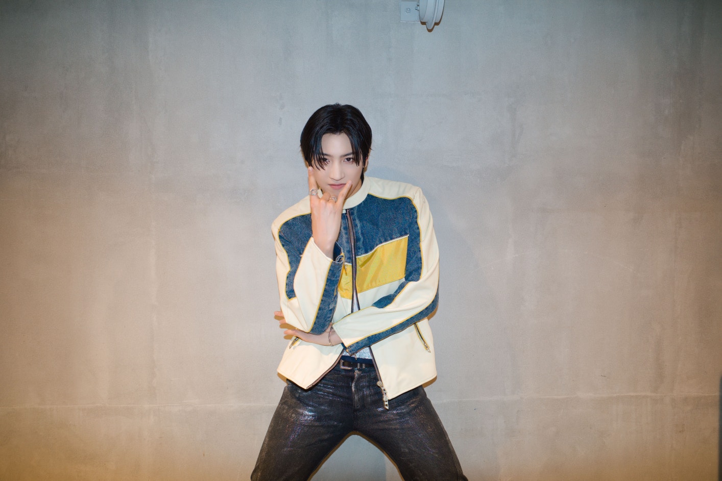 위버스 WOOSEOK 이미지 - 유니버스 핸드폰 속으로 들어 갈 완료!