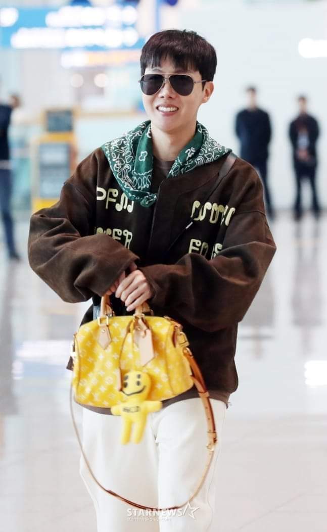 BTS アーティストメイド J-hope バッグ V ブローチ 非公式ハット BTS Community Post - 💚✨Hobi at the airport leaving for the US