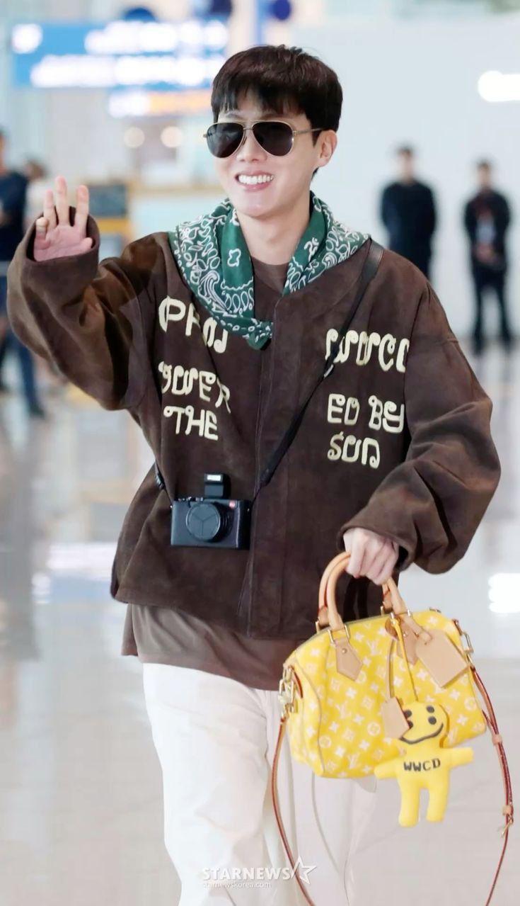 期間限定出品 新品 BTS ブラウン クロップドパーカー XL ピンバッジ付き BTS Community Post - 💚✨Hobi at the airport leaving for the US