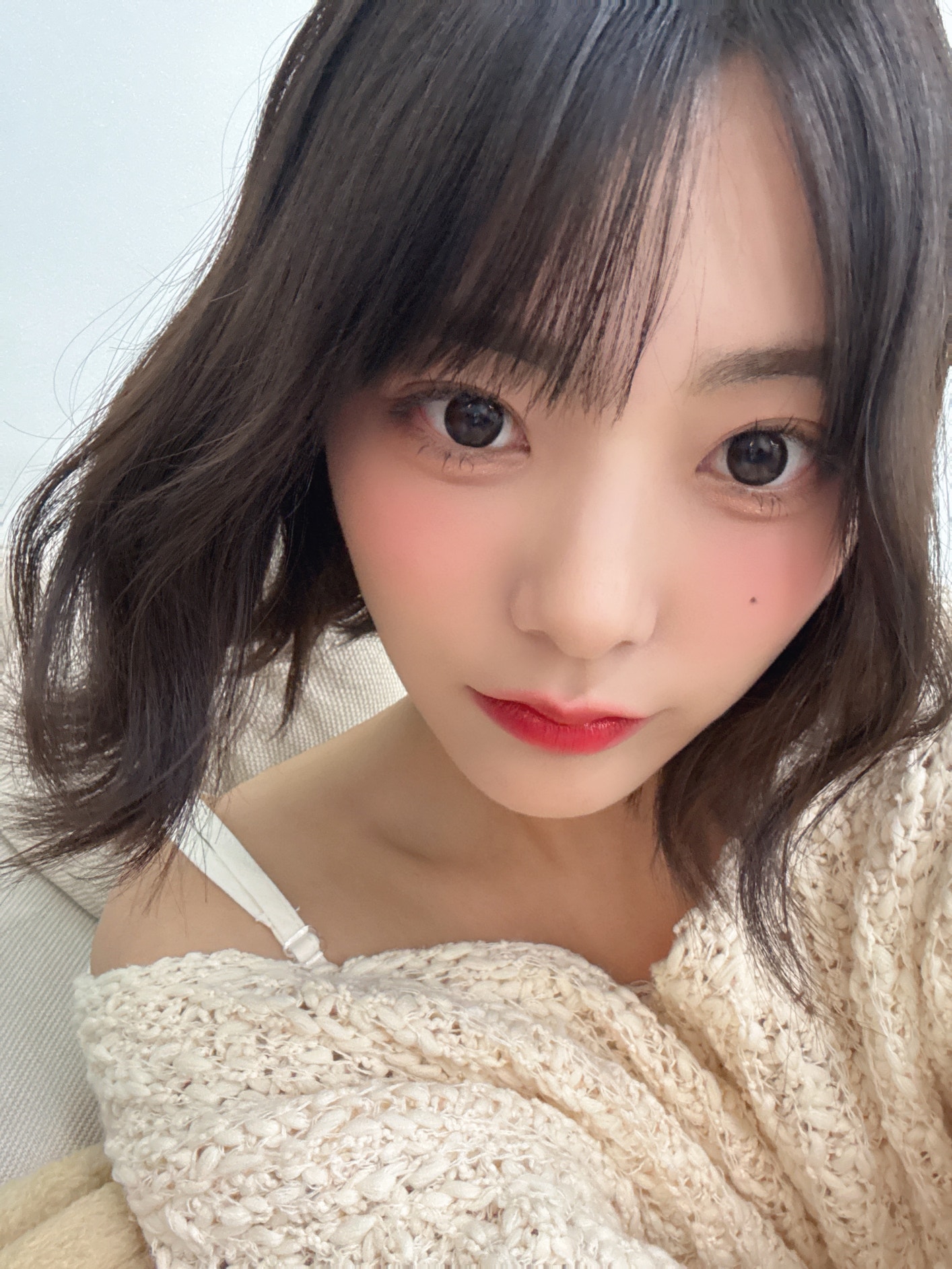 QWER 커뮤니티 포스트 - 오늘은 안녕, 나의 슬픔 의상🤎 오땠어? 완전 내 취향 ㅎㅎ 헤어도 그 날 라이브 클립 헤어로 부탁 드렸어요 히히... 
