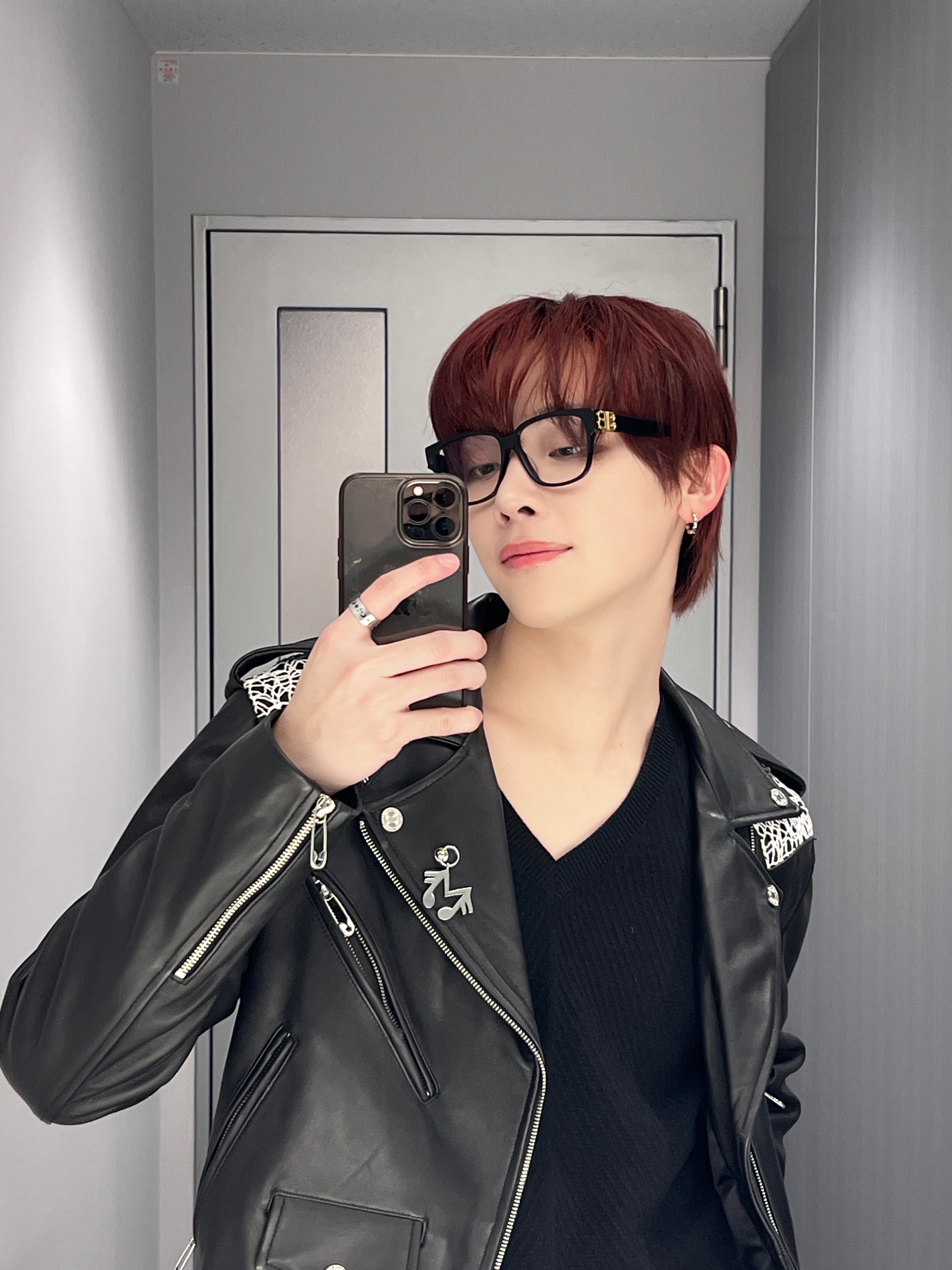 &TEAM 커뮤니티 포스트 - 🥸🥸 - NICHOLAS