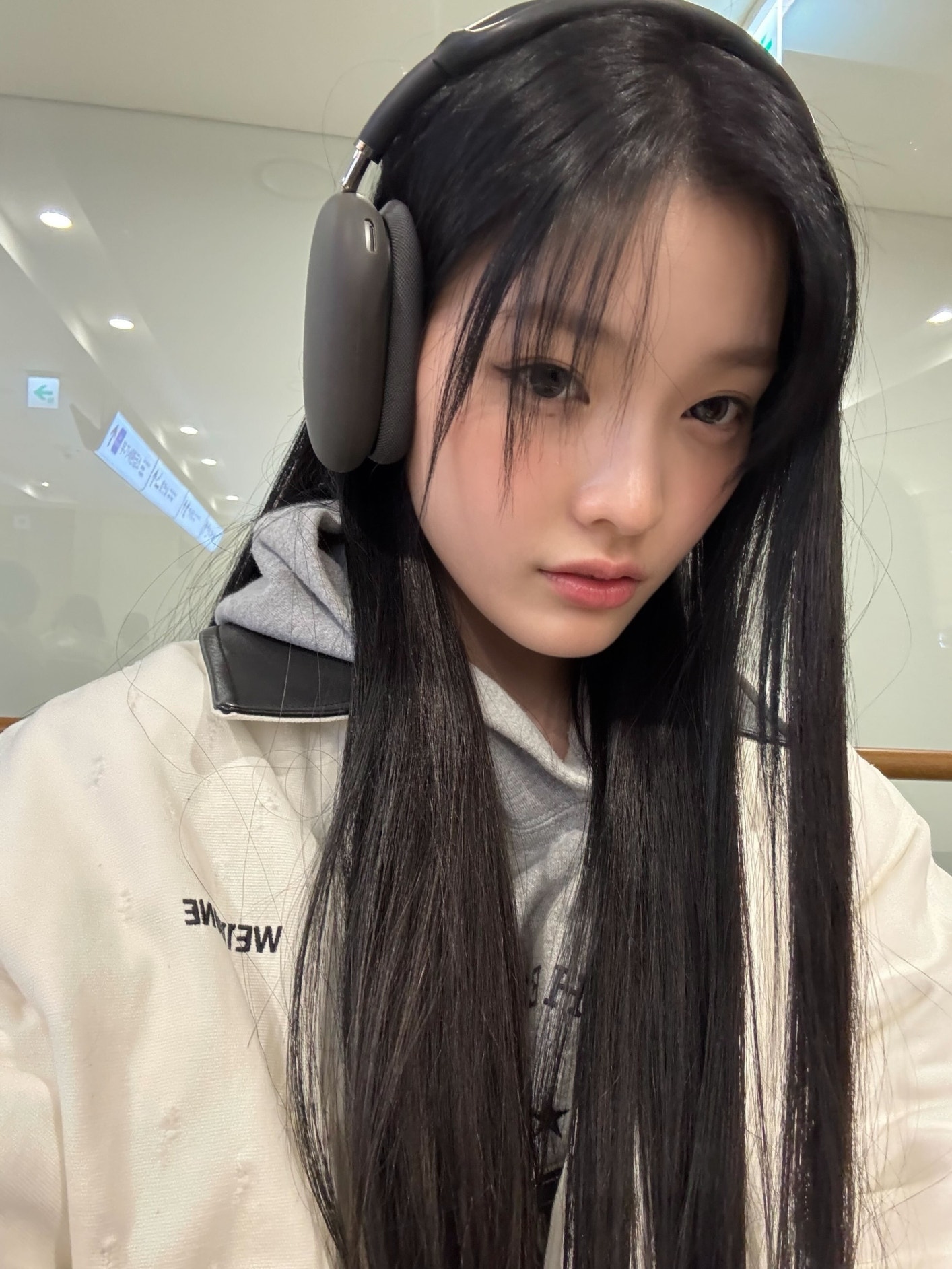 ILLIT 커뮤니티 포스트 - 오늘 검정 머리로 염색 했어요오! 🖤 🖤 안녕 핑크 머리 로하..🩷👋 - 이로하 ILLIT 커뮤니티 포스트 - 오늘 검정... 