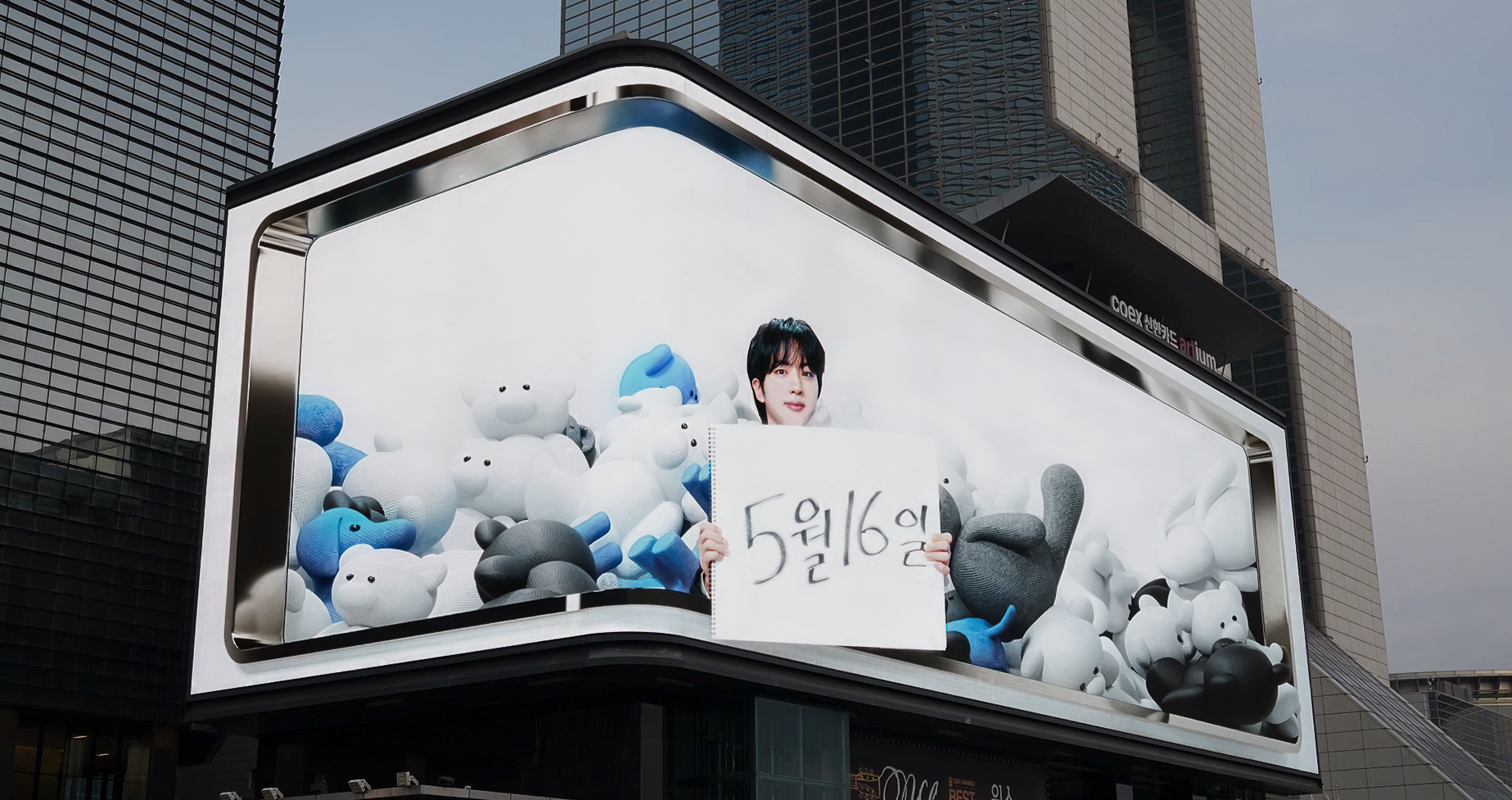 BTSコミュニティの投稿 - ARMY！ 彼が再び帰ってきた✨ スーツ姿のJIN