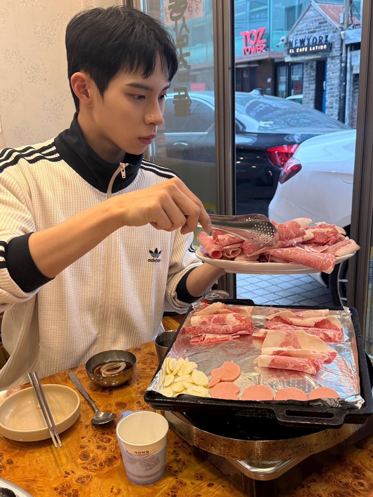 TIOT 커뮤니티 포스트 - 로티~ 날도 좋은데 맛난 거 먹어요 🎂🍗🍕🥩🍔🥖🍩🍖🥪🍲🍚 - 홍건희 TIOT 커뮤니티 포스트 - 로티~ 날도... 