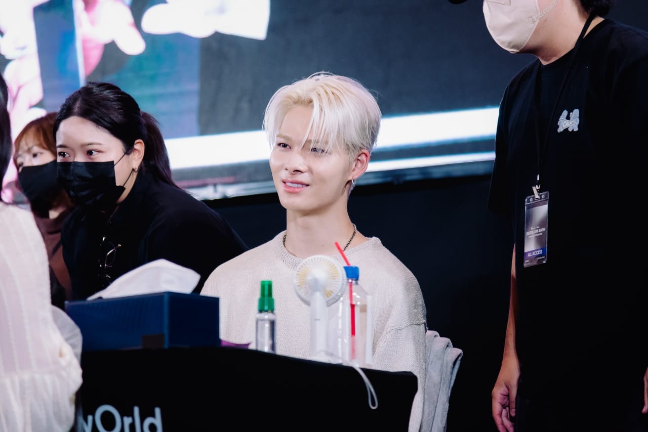 ENHYPEN Community Post - Niki at a fansign, I wish I could go there so ...