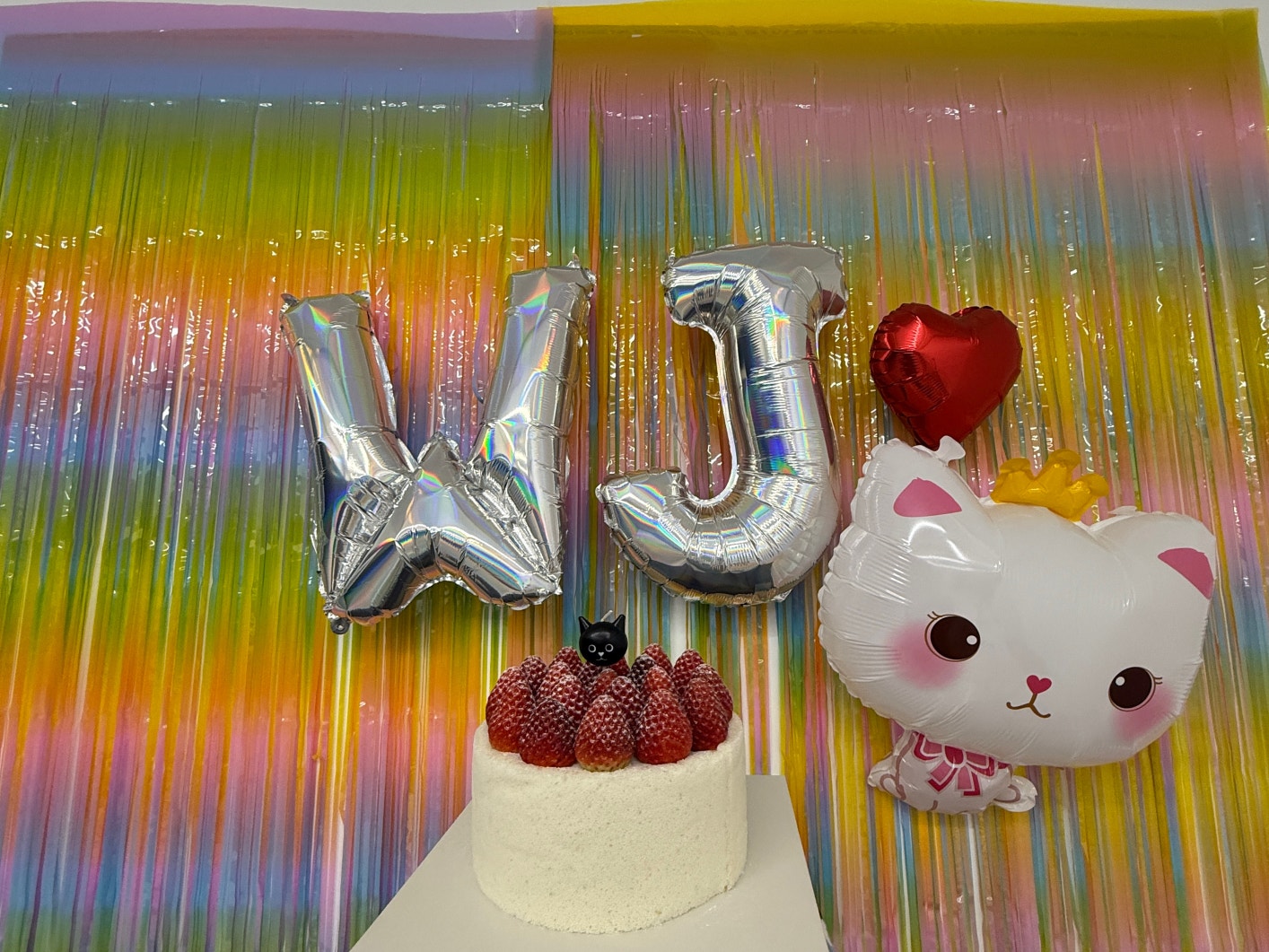 TIOT 커뮤니티 포스트 - 로티~ 오늘 많이 축하해줘서 덕분에 재밌고 행복하게 생일을 맞았어요 너무 고마워요 우리 앞으로 남은 생일도  함께해요~!! 약속~🤙🏻 - 최우진, image size:1414x1061