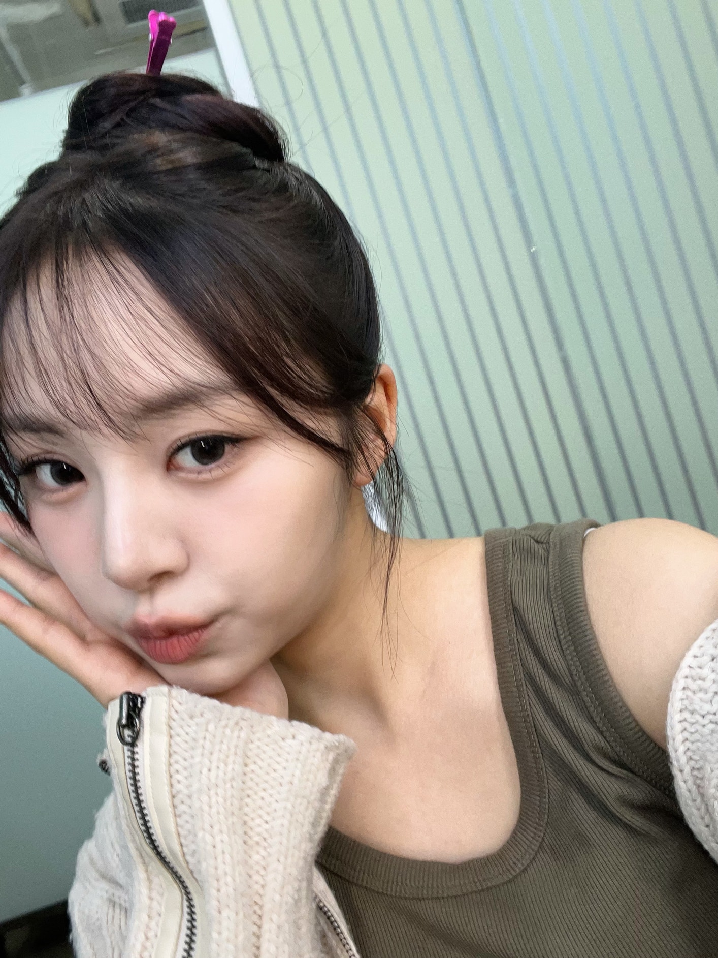 FIFTY FIFTY 커뮤니티 포스트 - 트웨니가 너무 보고 싶어서 셀카를 슬쩍 😽 - 하나 FIFTY FIFTY 커뮤니티 포스트 - 트웨니가 너무 보고... 