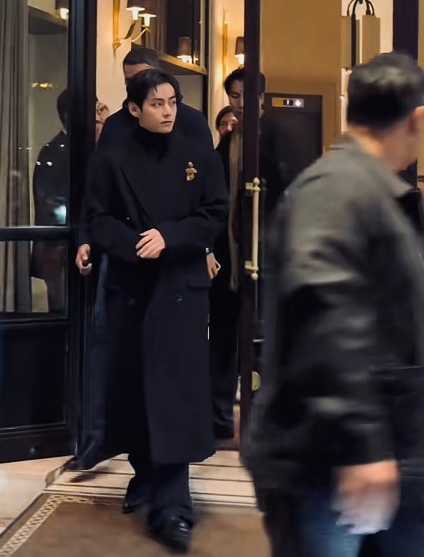 BTS Community Post - KIM TAEHYUNG in black gives 24/7 mafia vibes 🖤🔥🖤