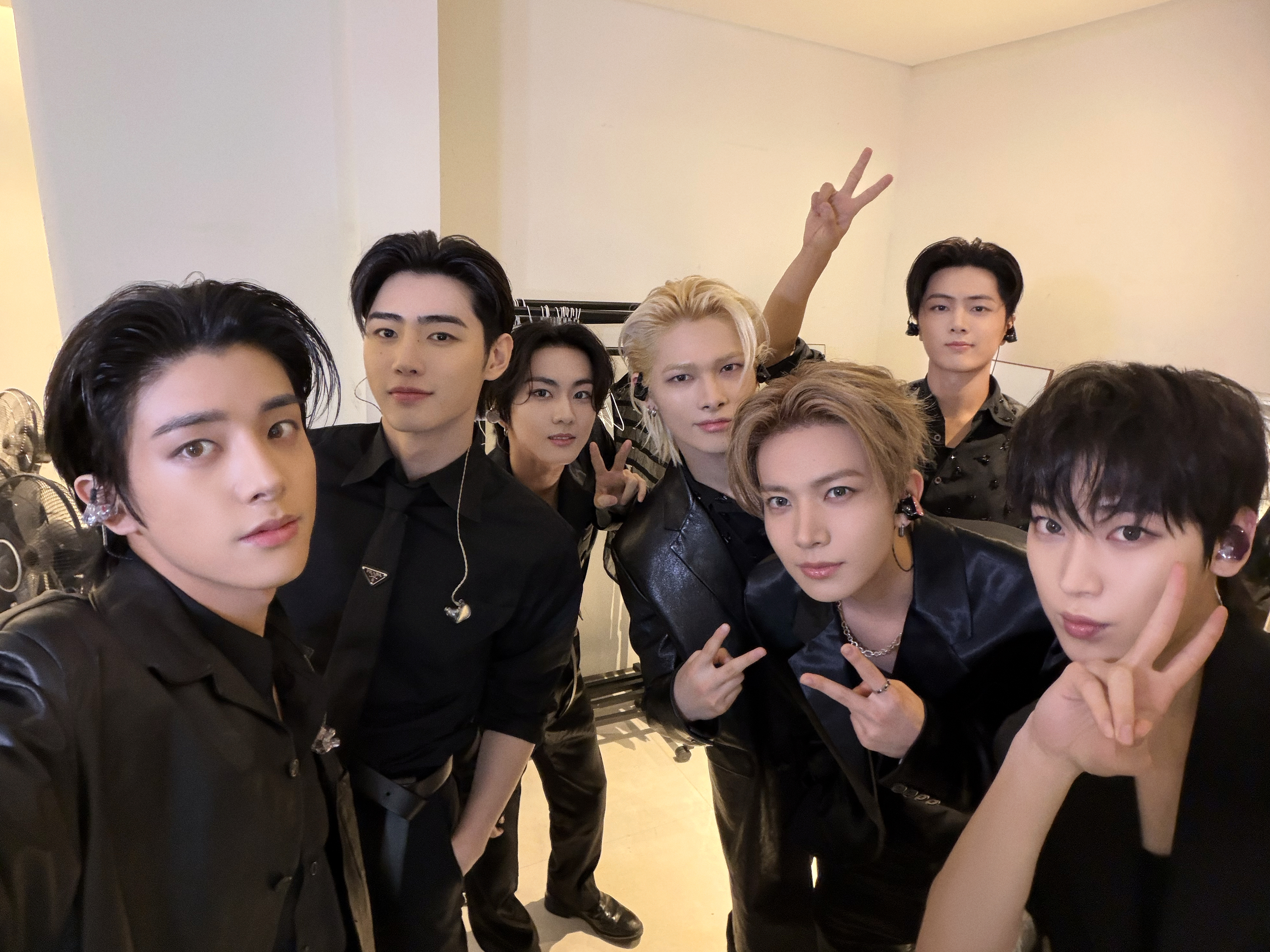 ENHYPEN Community Post - November 2, 2025 (Sun) 🌨️ On Sunday