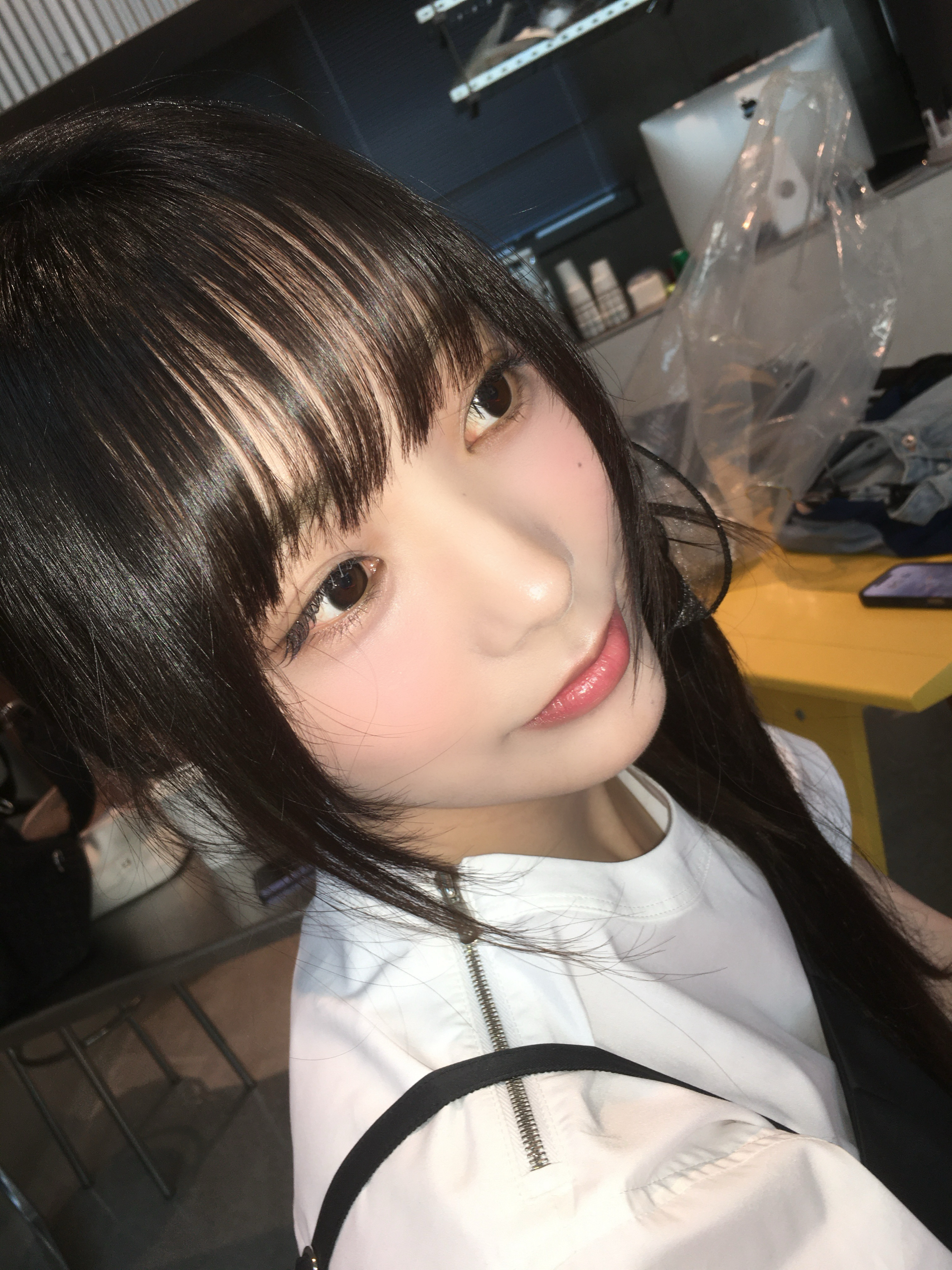 QWER Community Post - 🍒 - Siyeon