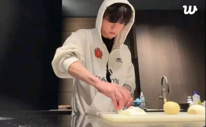 BTS Community Post - 🔴 CHEF JUNGKOOK LIVE ON WEVERSE Jungkook is live ...