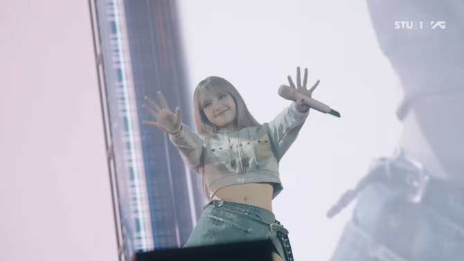 BLACKPINK Community Post - ☆*: .｡.LISA.｡.:*☆