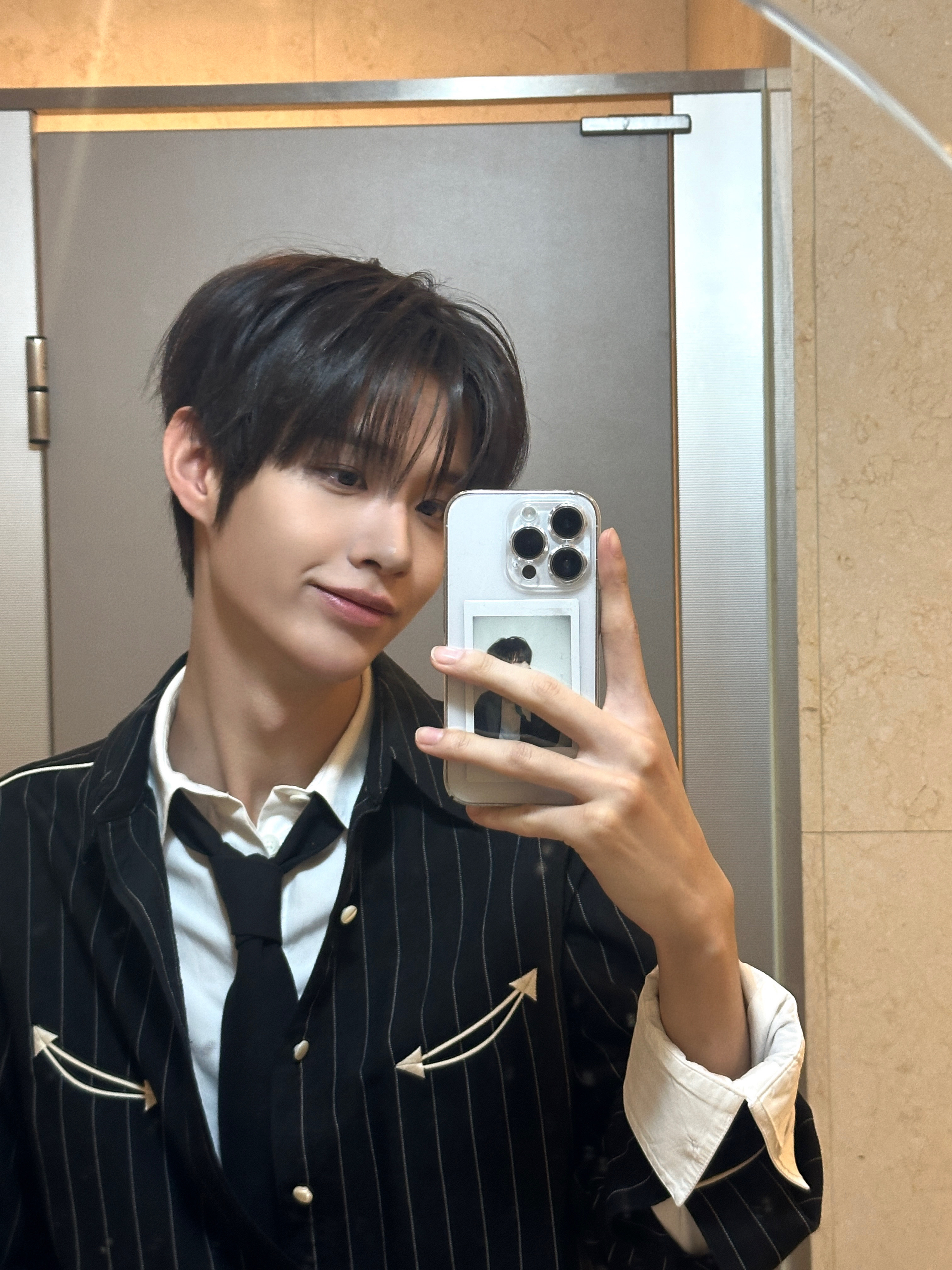 CLOSE YOUR EYES Community Post - 거울샷 남친 모드🧞‍♂️ - KIM SUNGMIN