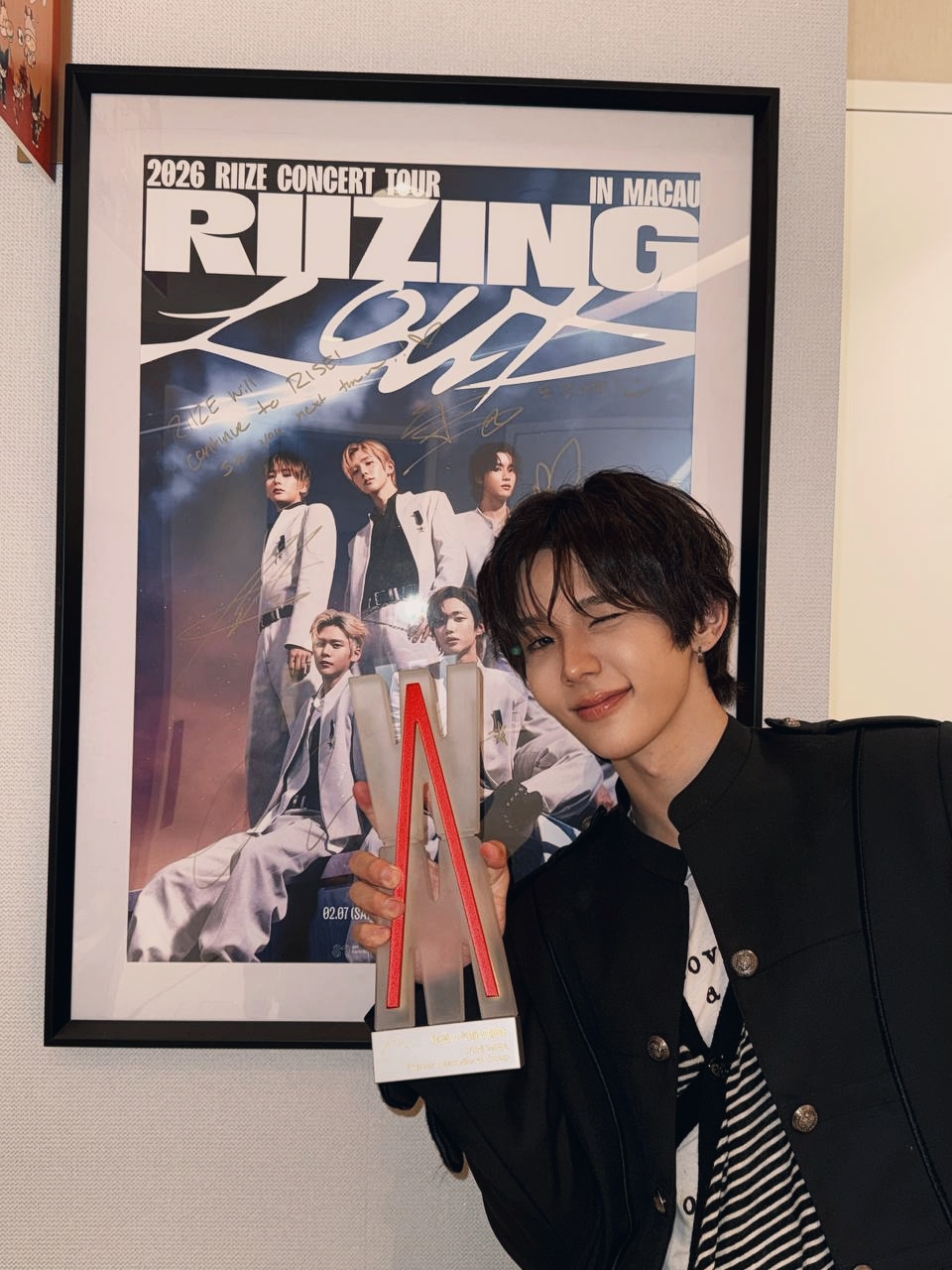 RIIZE Community Post - 谢谢🫰 我好想你啊🩷 ((저번에 또 만나자 라고