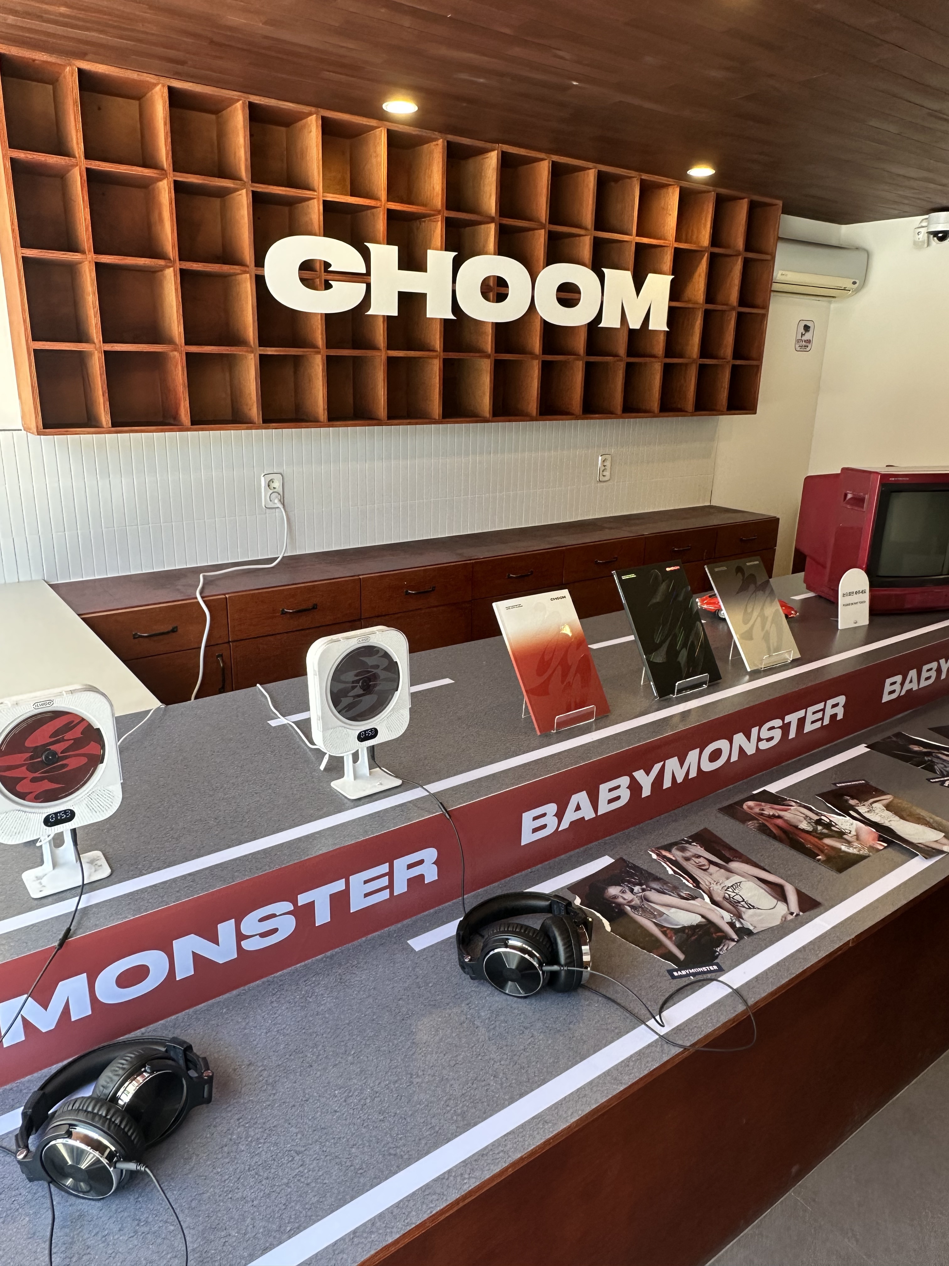 BABYMONSTERコミュニティの投稿 - ☕ * 🧁 CAFE POP-UP 1️⃣ FIRST