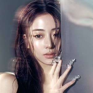 HUH YUNJIN最新个人简介图片