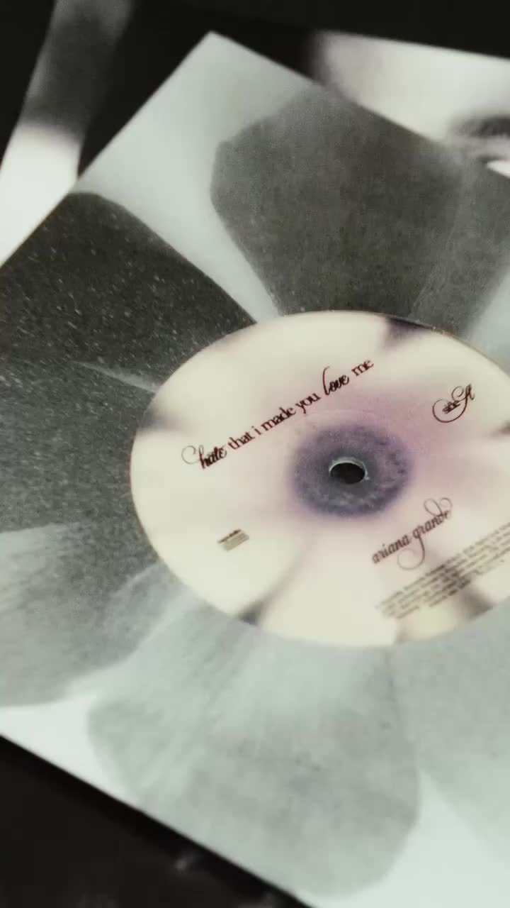 Ariana Grandeコミュニティの投稿 - ♡ shop the physical collection