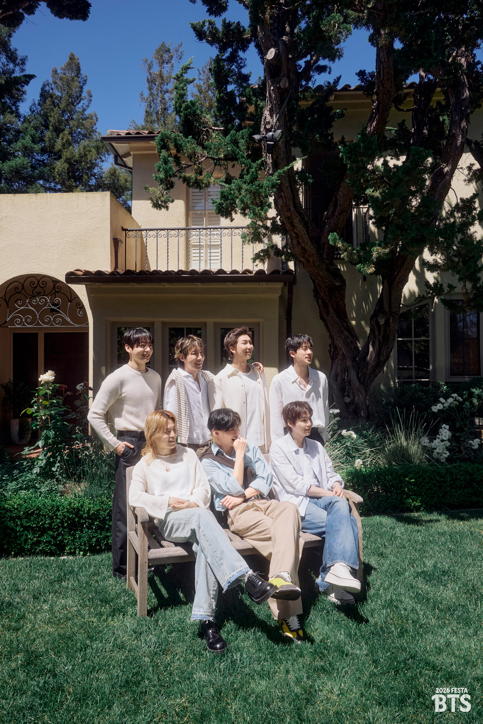 BTS社群貼文 - 우리 가족! 😭💌🥹 다른 세계에서 바로 나온 사진들