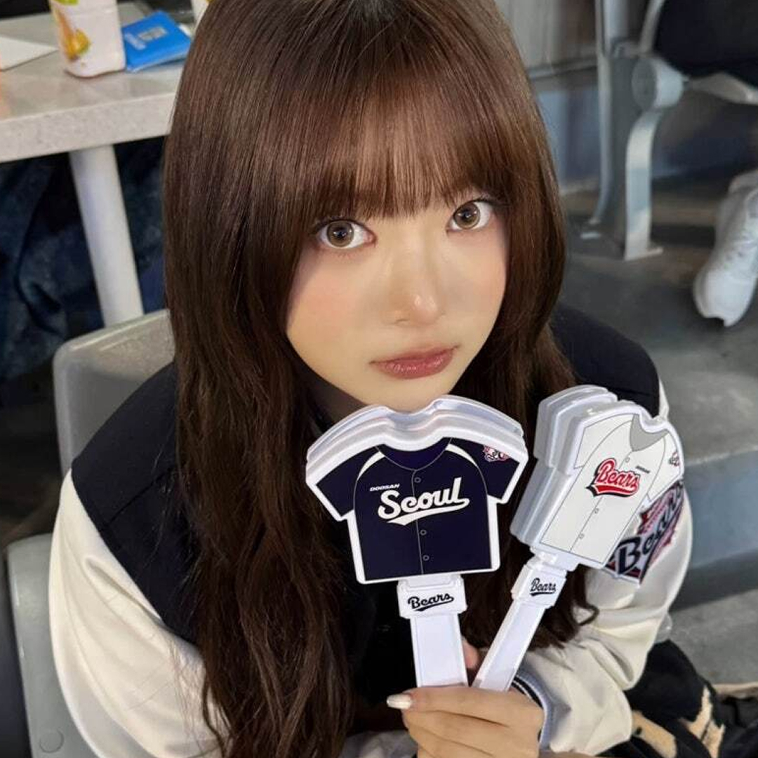 WeverseLE SSERAFIM 圖片 - [Magazine] HONG EUNCHAE takes the mound
