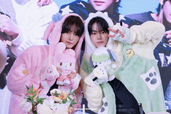 TWS Community Post - 투어스 곧 데뷔 2주년💙 귀여움에 치이는중😍 #tws사랑해