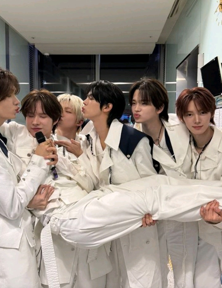 TWS Community Post - 다들 점심 잊지 마세요 TWS는 컴백을 위해 분주히 준비 중이며 오늘은 2주년 그러니 ...