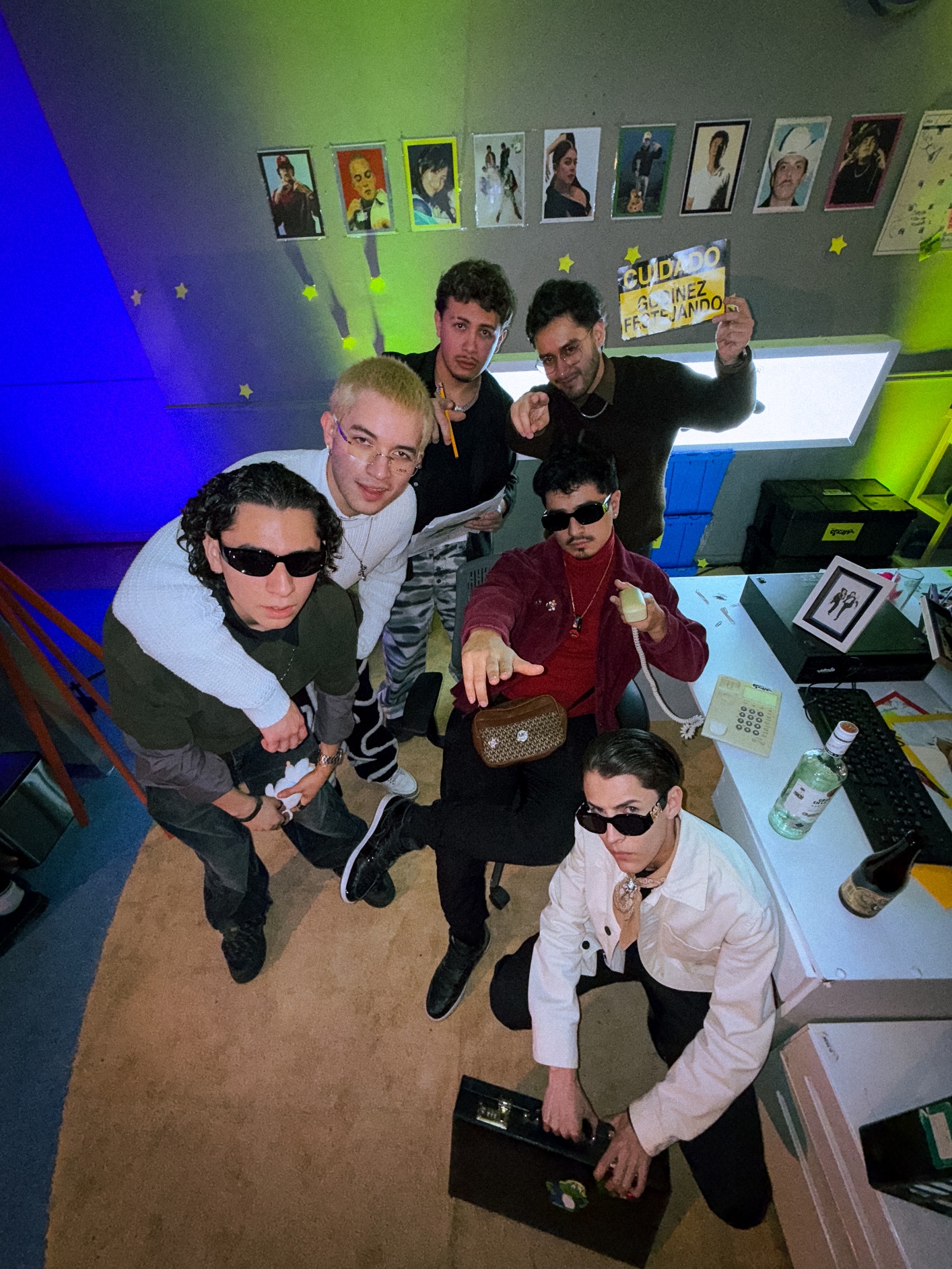 Weverse Low Clika Image - [Exclusive] One casual day in the office 🔥