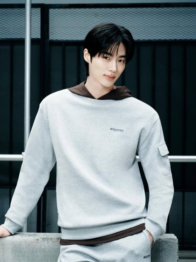 BYEON WOO SEOK Community Post - ㅇ ㅓ깨무슨일이야....ㅁ ㅣ쳤다.........🫣🫣🫣 갑옷이 없는데 ...