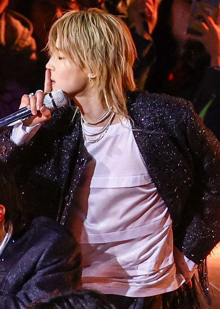 ☆22日限定値下げ☆ 新品 JIMIN ジップアップデニムフーディー Mサイズ