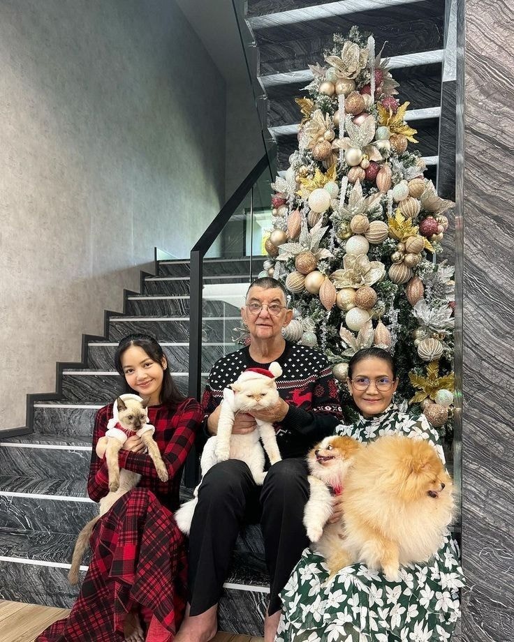 BLACKPINK Community Post - Lisa with her Family 🌹🎀