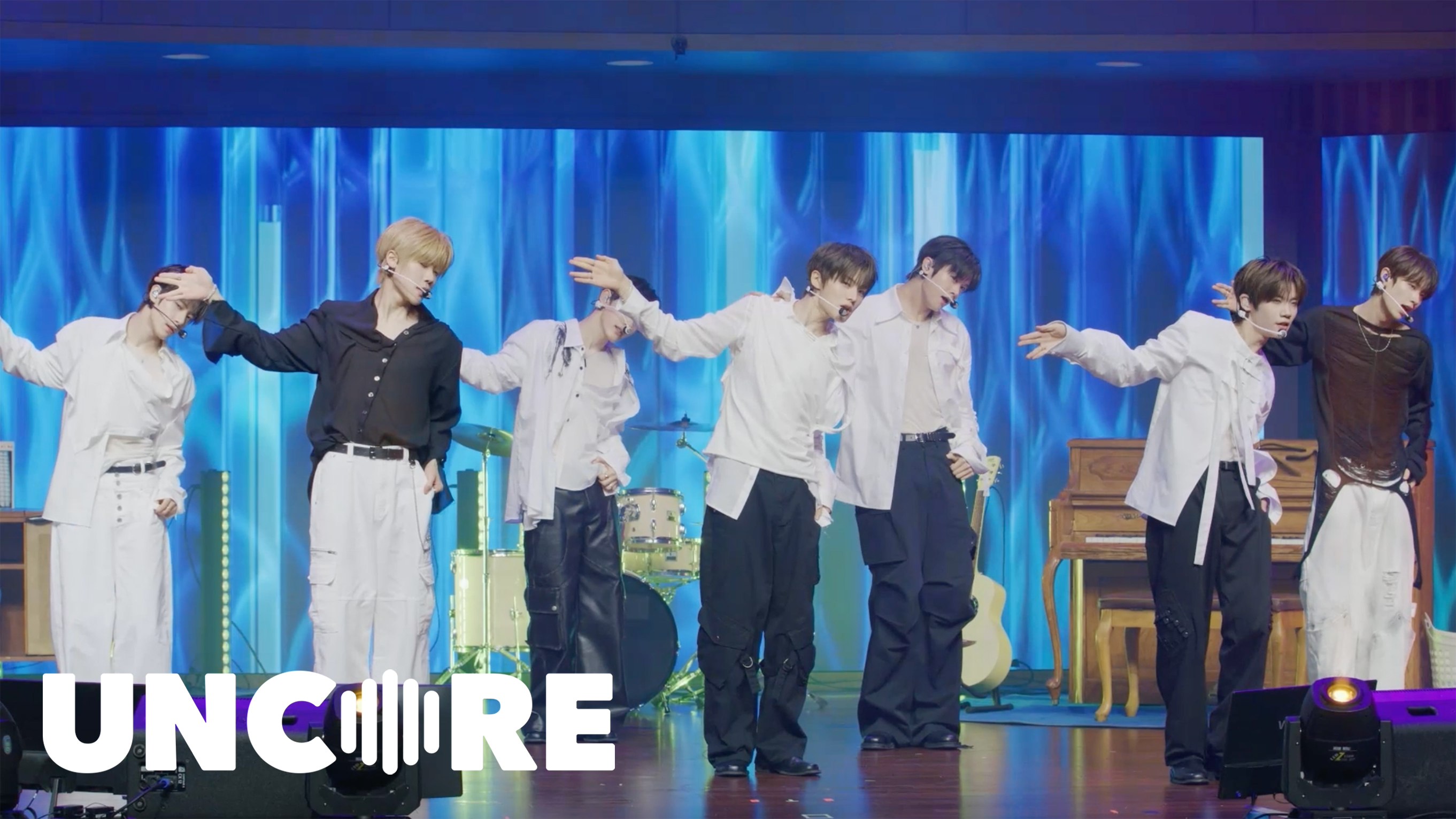 Multimedia de CLOSE YOUR EYES de Weverse - [STAGE] CLOSE YOUR EYES